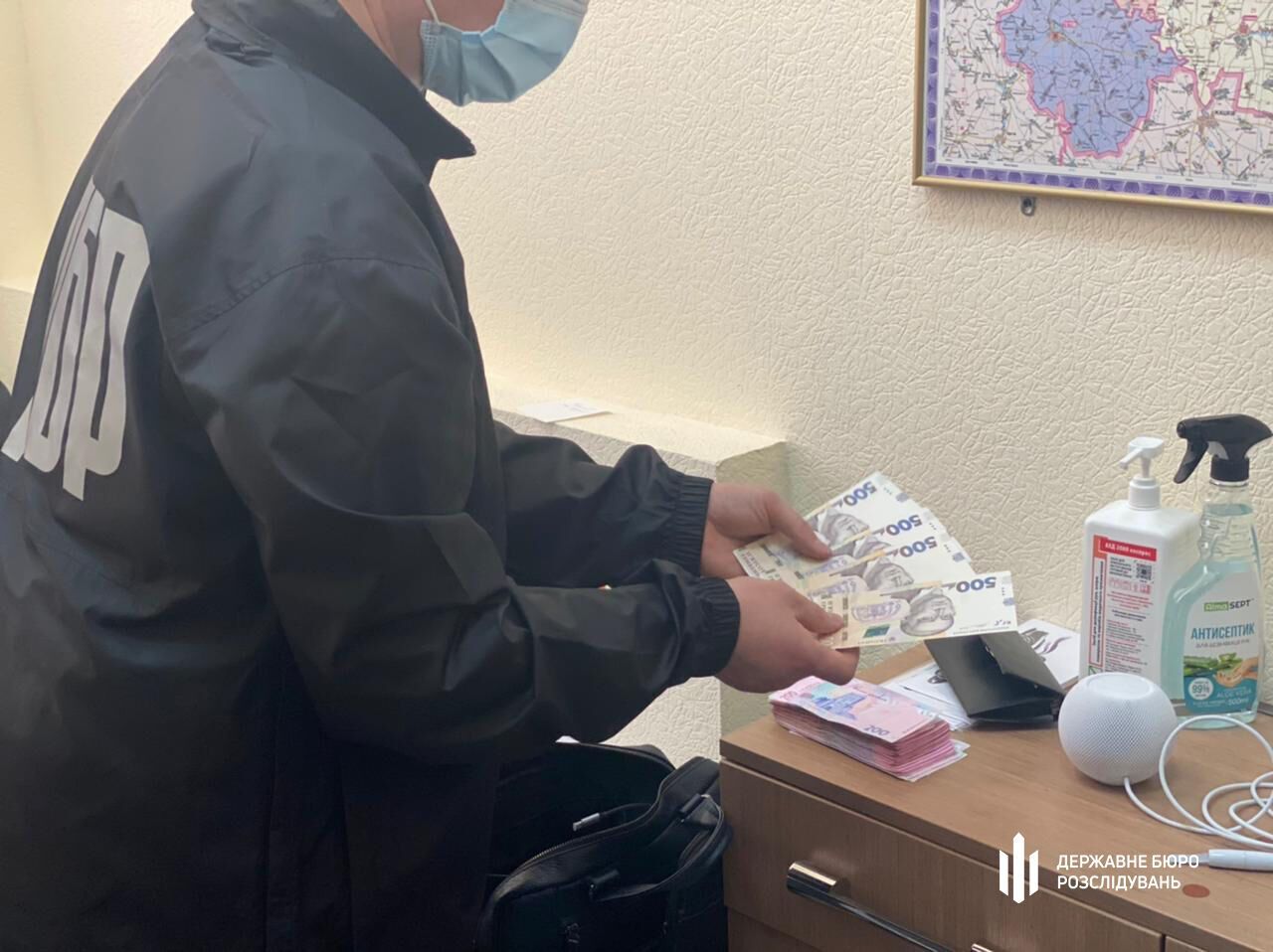 Главного ревизора-инспектора налоговой службы поймали на взятке dqxikeidqxidqrant