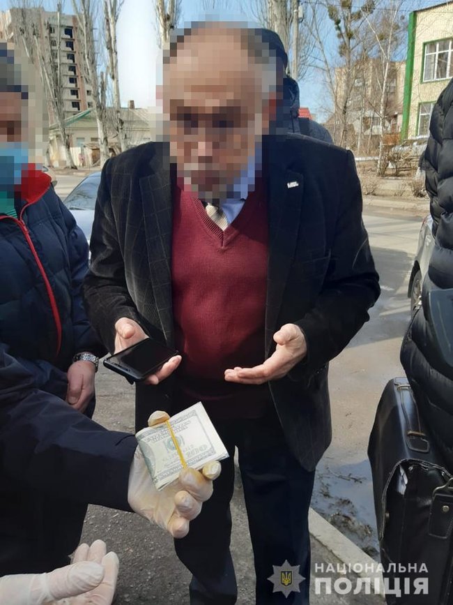 Чиновник горсовета Славянска задержан на взятке 1,2 тыс. долл., - Нацполиция 02 Чиновник горсовета Славянска задержан на взятке 1,2 тыс. долл., - Нацполиция 02 dqxikeidqxidqeant