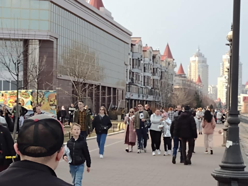 Парк "Наталка" в "красном" Киеве заполнили люди без масок. Фото: Фейсбук dqxikeidqxidqeant