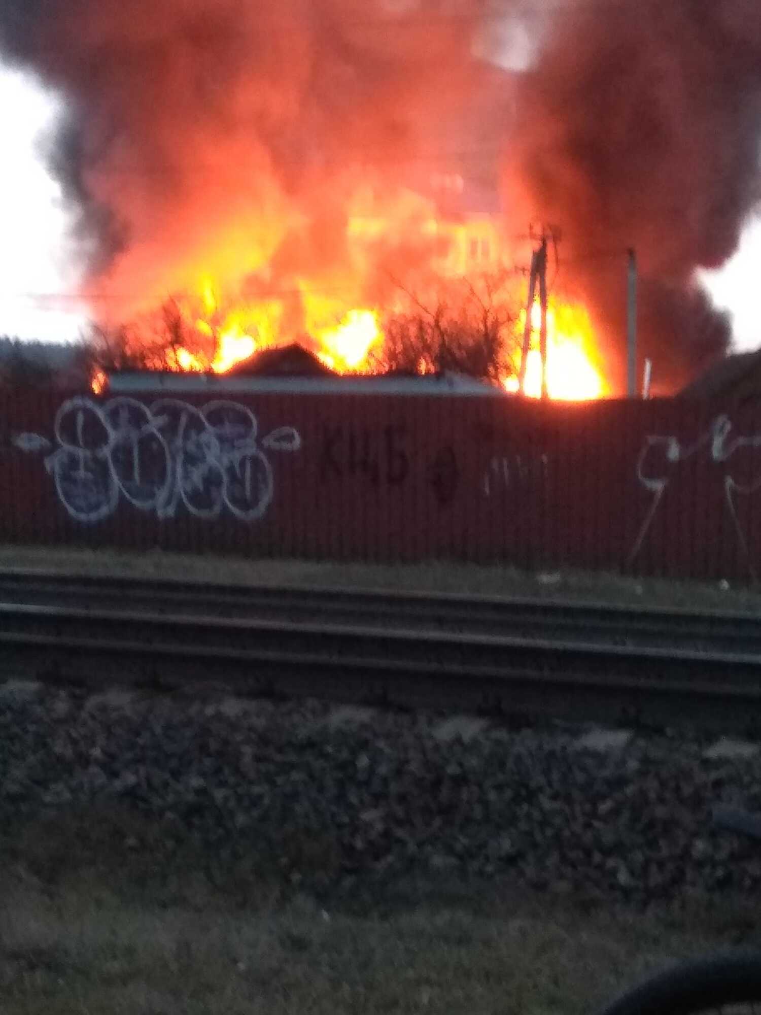 Мощный пожар охватил частный сектор в поселке Коцюбинское dqxikeidqxidqrant