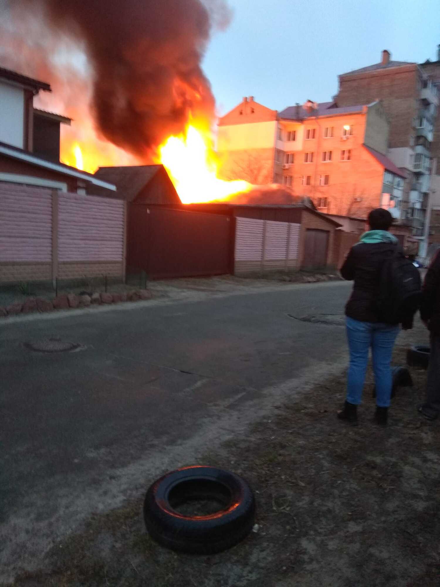 На Киевщине мощный пожар охватил частный дом. Фото и видео