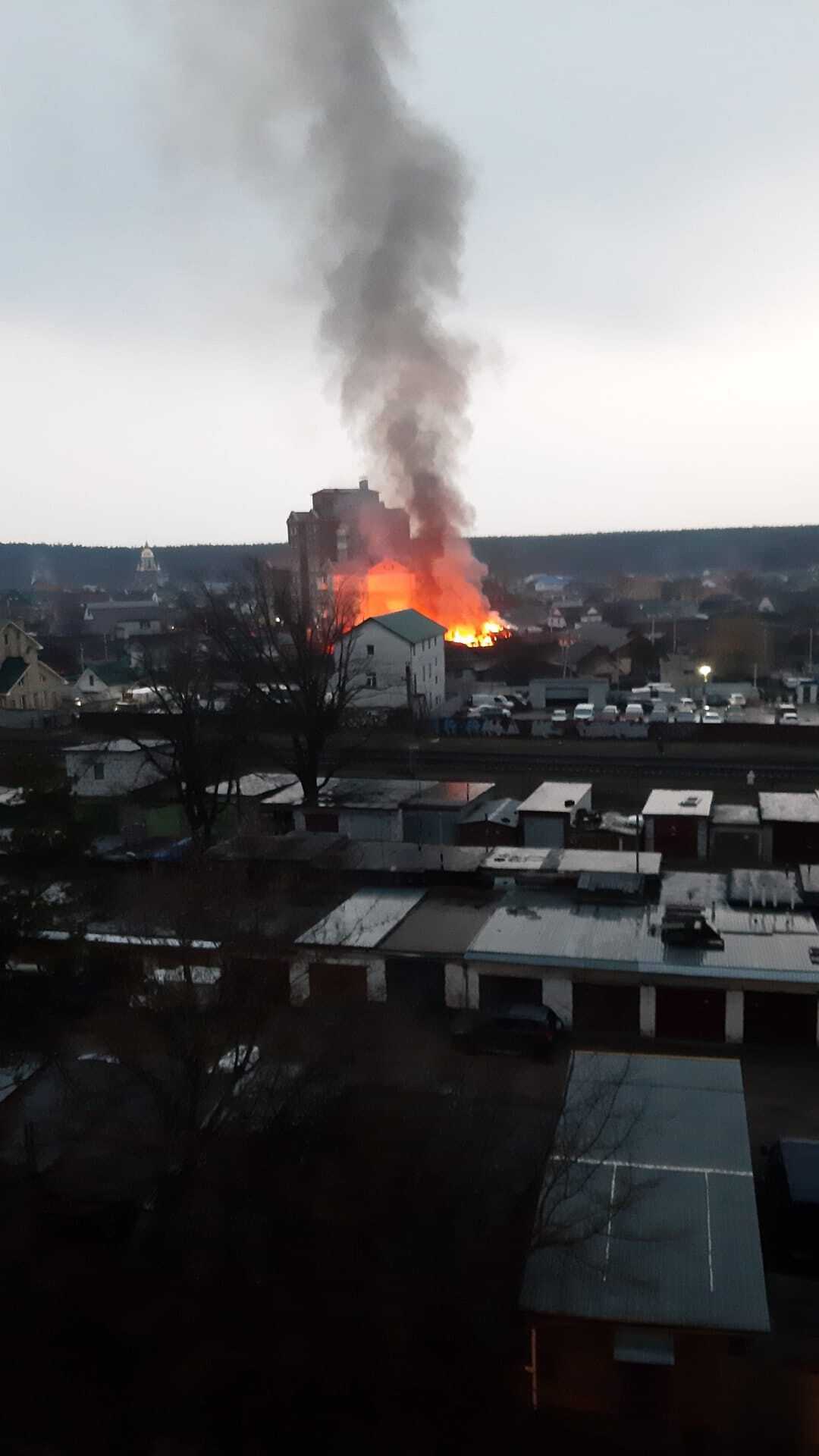 На Киевщине мощный пожар охватил частный дом. Фото и видео