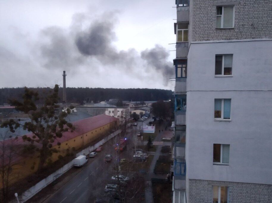 На Киевщине мощный пожар охватил частный дом. Фото и видео