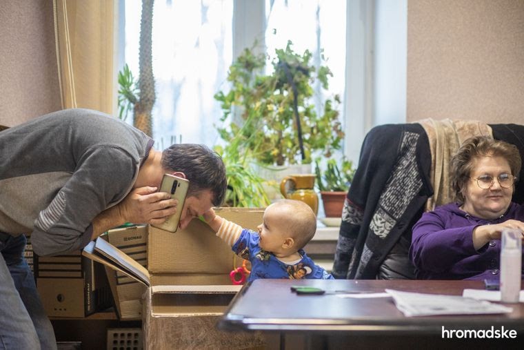 Родители Соломии Влад Урбан и Леся Литвинова берут дочку с собой на работу, где ею занимаются вместе все сотрудники фонда «Свои», 23 марта 2021 года