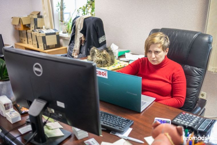 Ирина Кошкина, сотрдница фонда «Свои» общается в прямом эфире с журналистами одного из телеканалов, рассказывая о борьбе с пандемией, 23 марта 2021 года