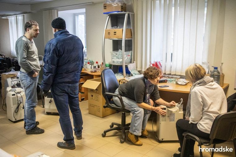 Влад Урбан и Леся Литвинова рассказывают родственникам людей, заболевших тяжелой формой коронавируса, как правильно пользоваться кислородными концентраторами, 23 марта 2021 года