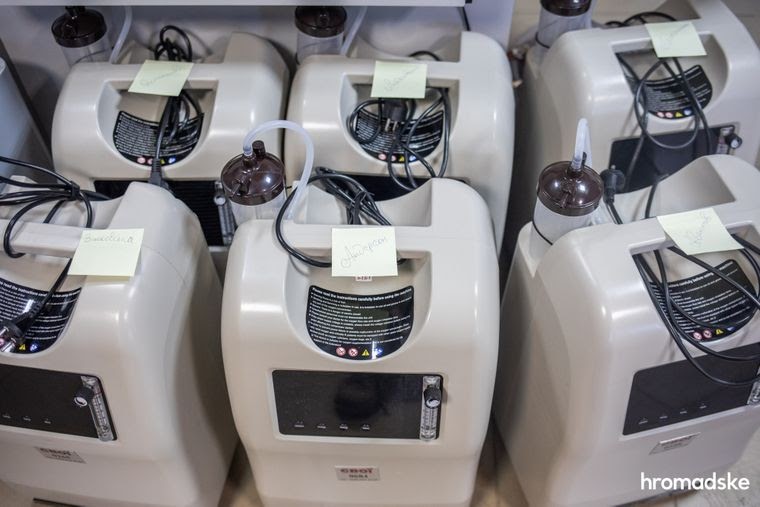 Кислородные концентраторы, которые в ближайшее время отправятся к людям, больным тяжелой формой COVID-19. Фамилии людей, которые нуждаются в кислороде, написаны на стикерах, 23 марта 2021 года