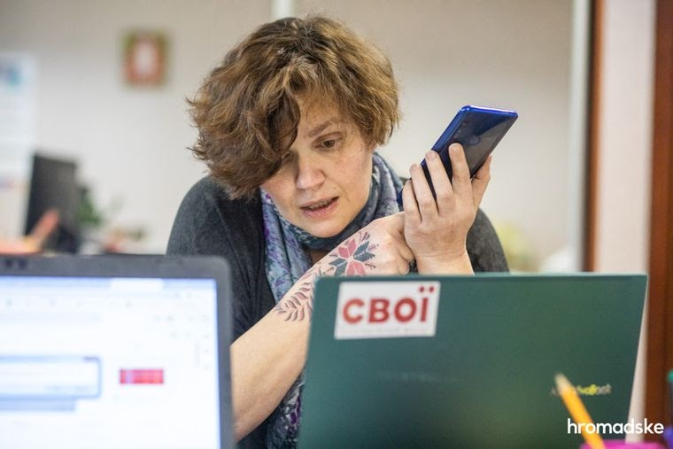 Леся Литвинова общается с журналисткой одного из региональных СМИ, рассказывая о состоянии борьбы с коронавирусом в Украине и работе фонда «Свои», 23 марта 2021 года