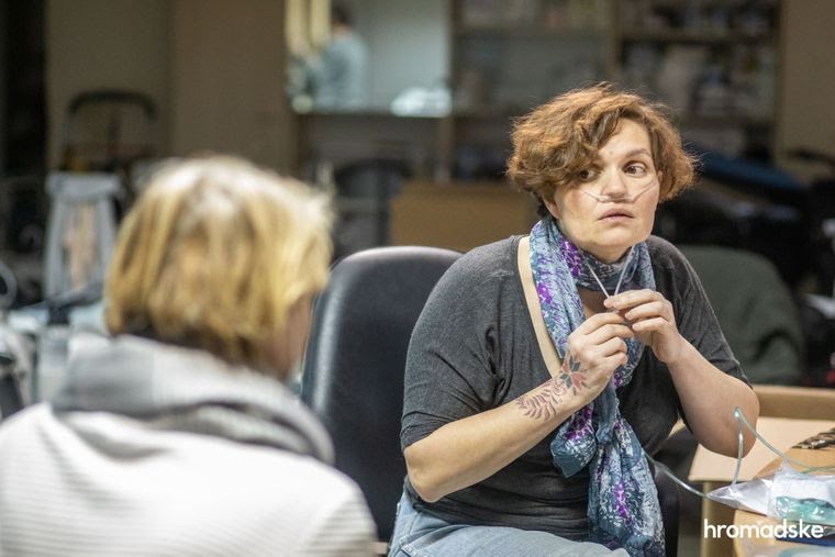 Леся Литвинова показывает, как пользоваться специальными канюлями, которые выдаются в дополнение к кислородному концентратору и обеспечивают поступление кислорода в дыхательные пути, 23 марта 2021 года