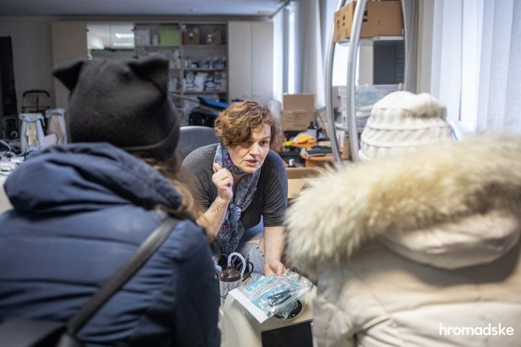 Леся Литвинова объясняет, как правильно пользоваться кислородным концентратором родственницам человека, который заболел тяжелой формой COVID-19, 23 марта 2021 года