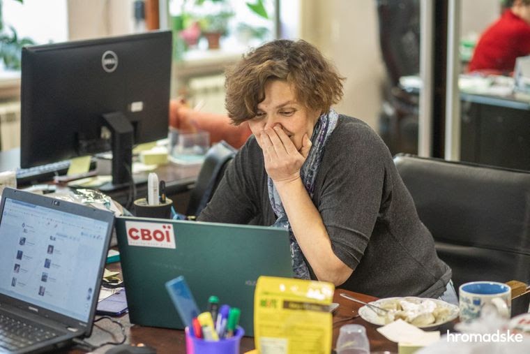 Леся Литвинова радуется, читая сообщения о пожилом человеке, подопечном БФ «Свои», который, несмотря на очень тяжелую форму COVID-19 и безнадежное состояние все-таки преодолел болезнь с помощью кислородного концентратора и впервые вышел на улицу после болезни, 23 марта 2021 года