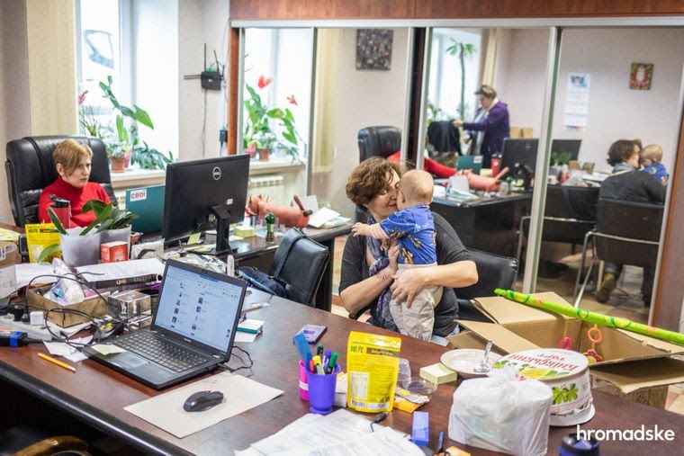 Леся Литвинова забавляет дочь Соломию в свободные от работы минуты, 23 марта 2021 года