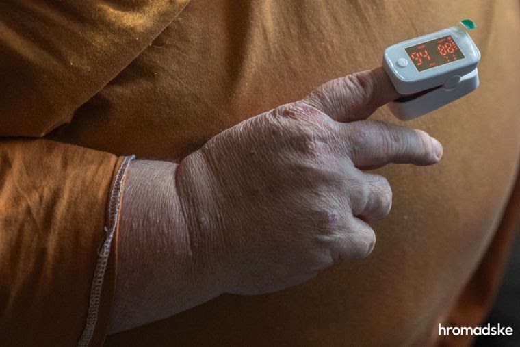 Мужчина измеряет сатурацию крови после перенесенной тяжелой формы коронавируса у себя дома в Одеесе, 25 ноября 2020 года dqxikeidqxidqeant