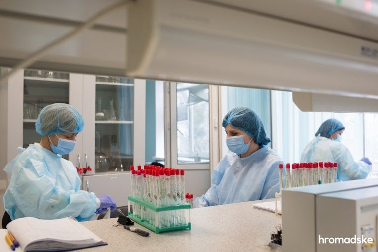 Лаборантки Киевского областного лабораторного центра Минздрава проводят тесты на коронавирус, 21 января 2021 года