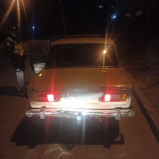 У Львові дуже п’яний водій пред’явив замість документів ковбасу: фото У Львові дуже п’яний водій пред’явив замість документів ковбасу: фото