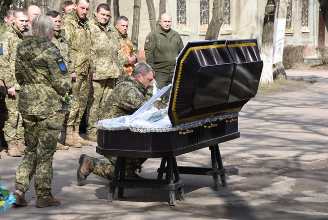 С погибшим на Донбассе воином 10-й ОГШБр Сергеем Сулымой простились в Луцке 04 С погибшим на Донбассе воином 10-й ОГШБр Сергеем Сулымой простились в Луцке 04