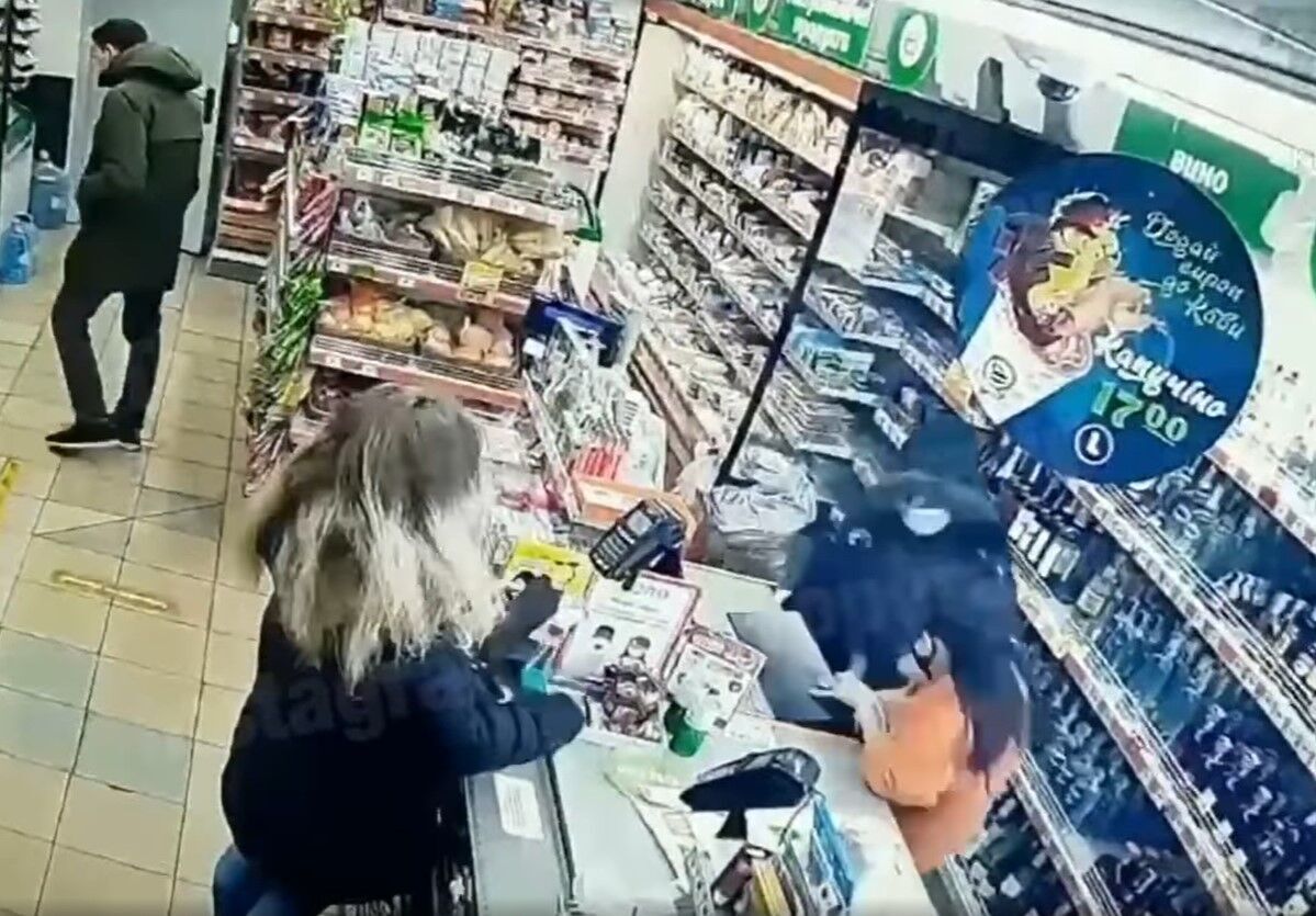 Преступник оттолкнул продавщицу и забрал деньги. dqxikeidqxidqrant