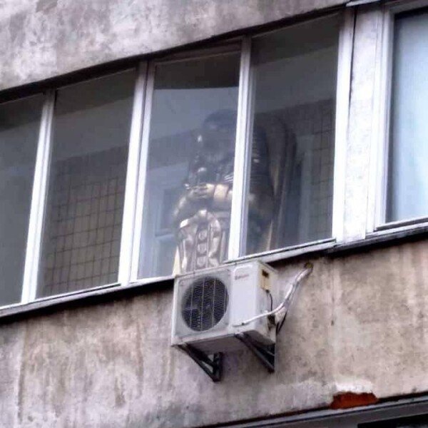 Скульптура на одном из киевских балконов Киев, балкон, скульптура, саркофаг dqxikeidqxidqeant