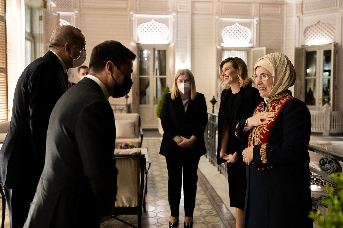 Елена Зеленская на встрече с президентом Турции Реджепом Тайипом Эрдоганом и его женой во дворце Хубер. dqxikeidqxidqrant