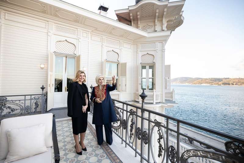 Елена Зеленская продемонстрировала стильный образ .