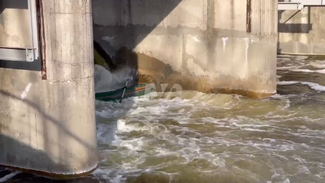 Резиновую лодку с людьми затянуло под плотину dqxikeidqxidqrant