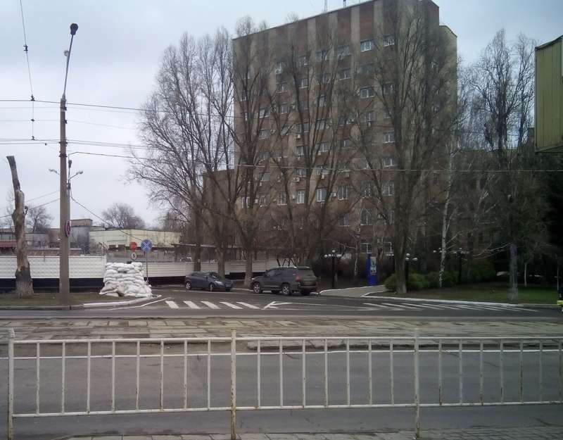 Также мешки с песком появились и у других зданий в городе