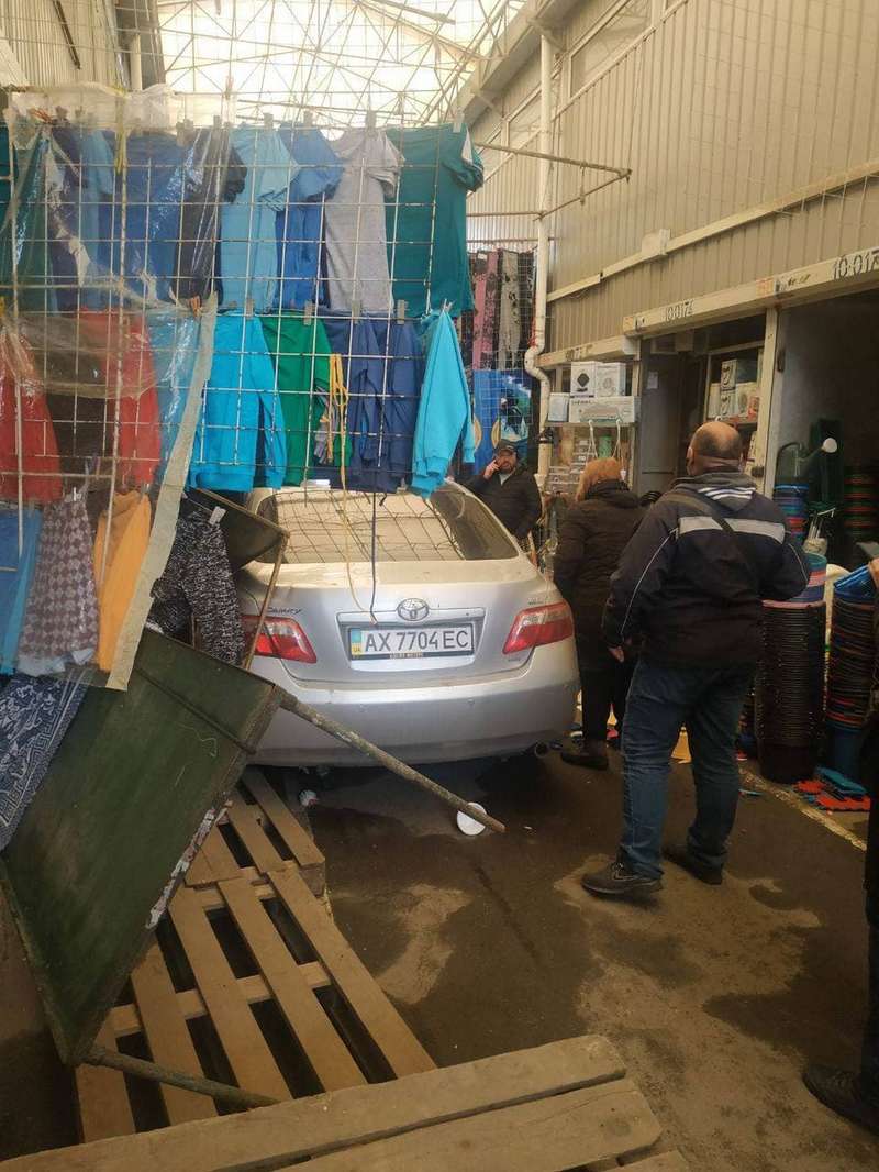 В Харькове водитель въехал в торговые ряды на рынке «Барабашово» (видео) - 1 В Харькове водитель въехал в торговые ряды на рынке «Барабашово» (видео) - 1 - изображение dqxikeidqxidqeant