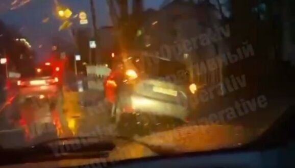 Авто провалилось под асфальт. dqxikeidqxidqrant