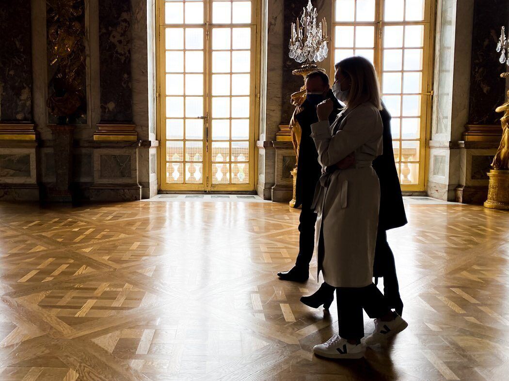 Елена Зеленская в стильном тренче посетила Версальский дворец dqxikeidqxidqeant