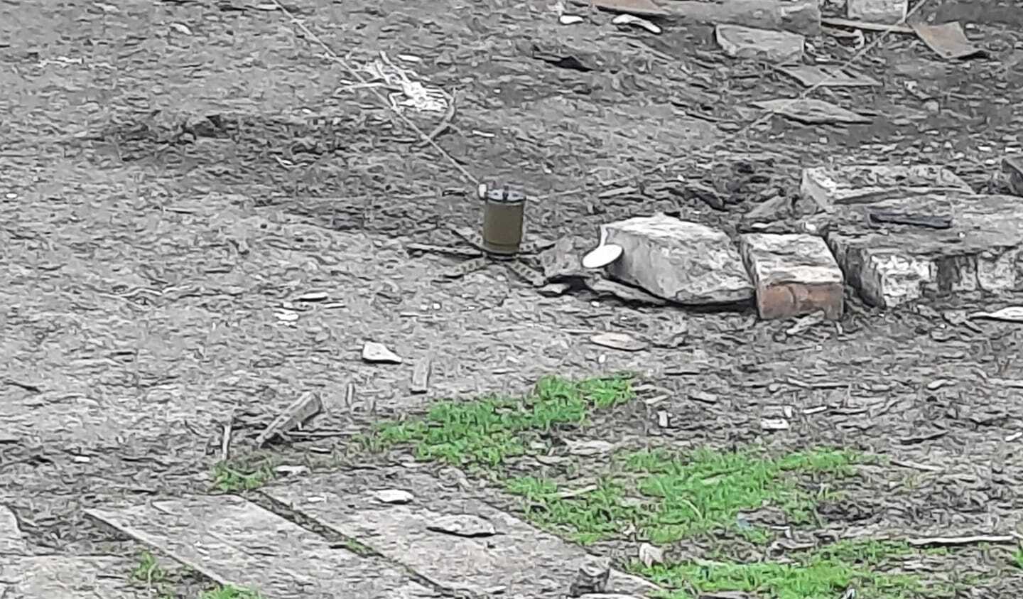 Российские террористы разбрасывают на Донбассе мины ПОМ-2