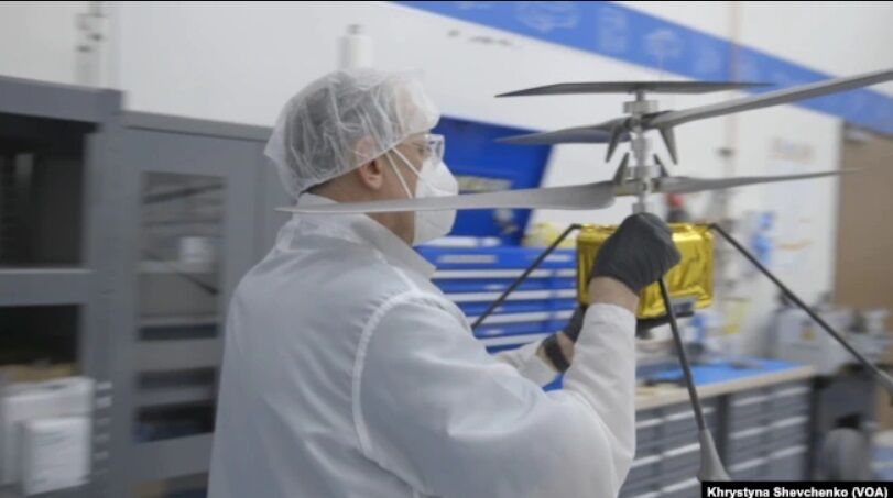 Игорь Панченко с макетом Ingenuity.