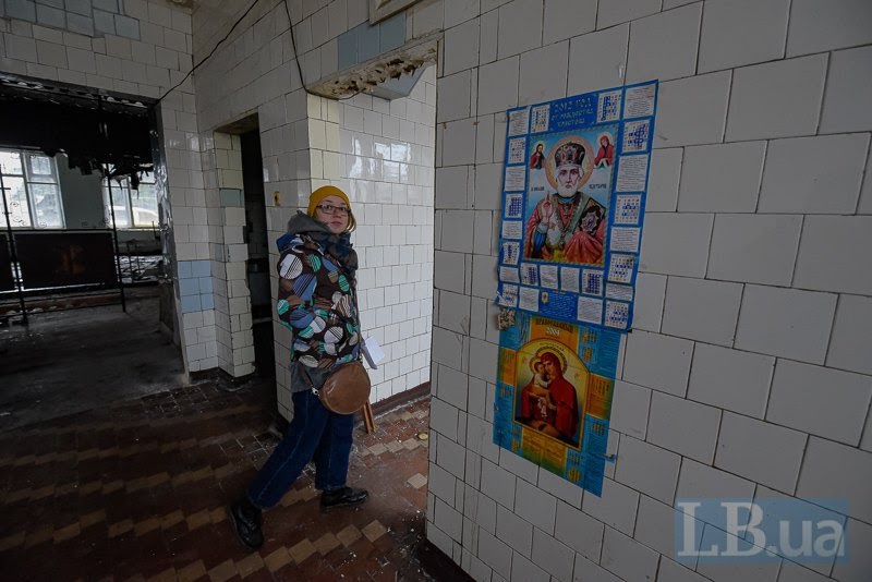У приміщенні холодніше, ніж на вулиці. Важко уявити, як люди працювали тут взимку