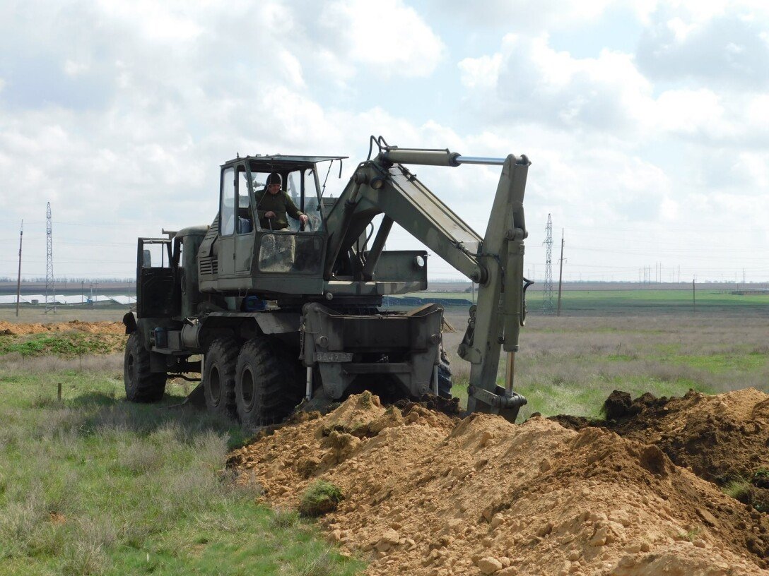 инжинерные работы в крыму военные роют окопы, окопы рядом с крымом