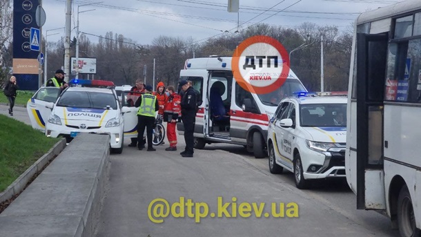 В Киеве водитель маршрутки подрался с полицейскими dqxikeidqxidqeant