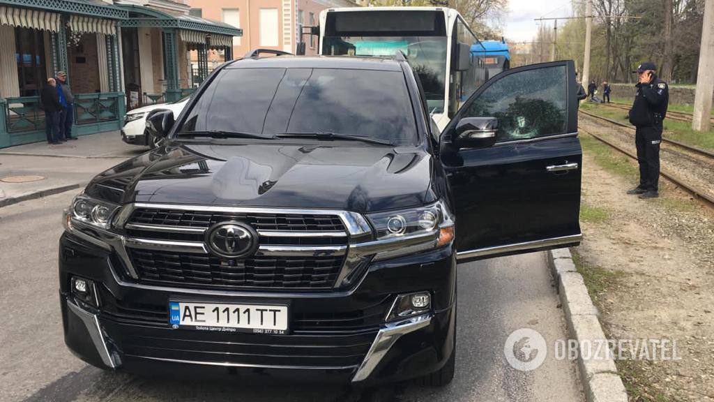 Водитель вышел из машины и упал на рельсы