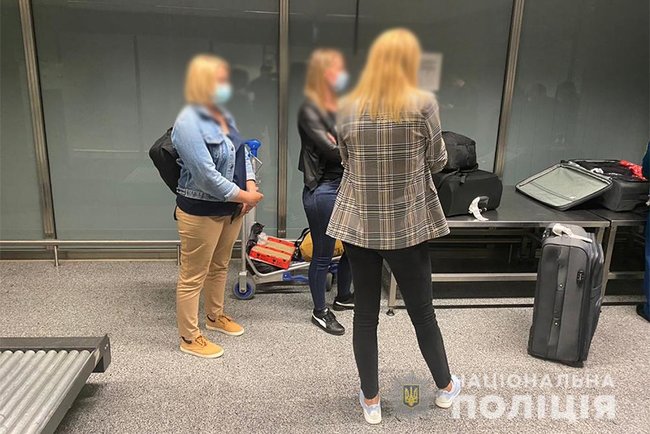 Курьеров с сырьем для наркотиков на 2,5 млн грн задержали в Борисполе 01 Курьеров с сырьем для наркотиков на 2,5 млн грн задержали в Борисполе 01 dqxikeidqxidqrant