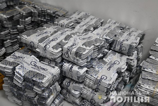 Курьеров с сырьем для наркотиков на 2,5 млн грн задержали в Борисполе 02 Курьеров с сырьем для наркотиков на 2,5 млн грн задержали в Борисполе 02