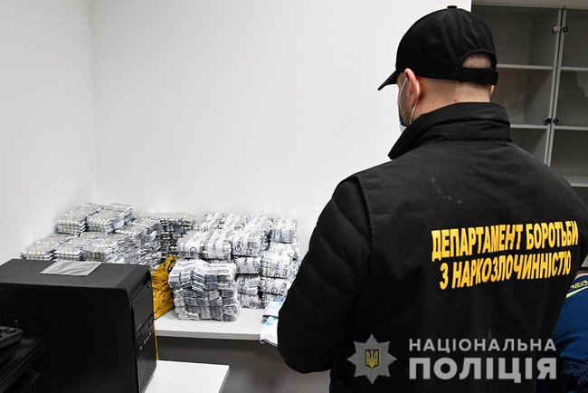 Курьеров с сырьем для наркотиков на 2,5 млн грн задержали в Борисполе 03 Курьеров с сырьем для наркотиков на 2,5 млн грн задержали в Борисполе 03