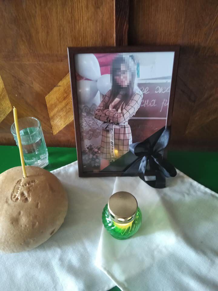 "Вечный покой и царство небесное," – написала директор школы, где училась Лиза