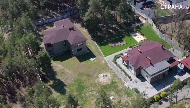 Участок окружен лесом.