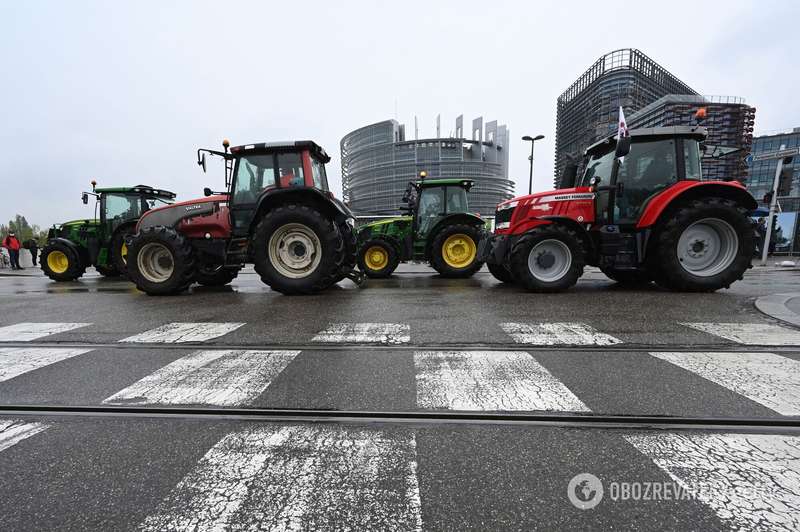 Колонна тракторов заблокировала движение у Европарламента.