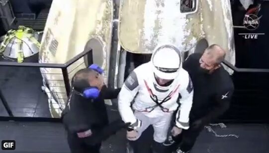 Астронавты вышли из капсулы.