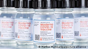 Флаконы с вакциной американской компании Moderna Флаконы с вакциной американской компании Moderna