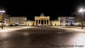 Пустая площадь перед Бранденбургскими воротами Пустая площадь перед Бранденбургскими воротами