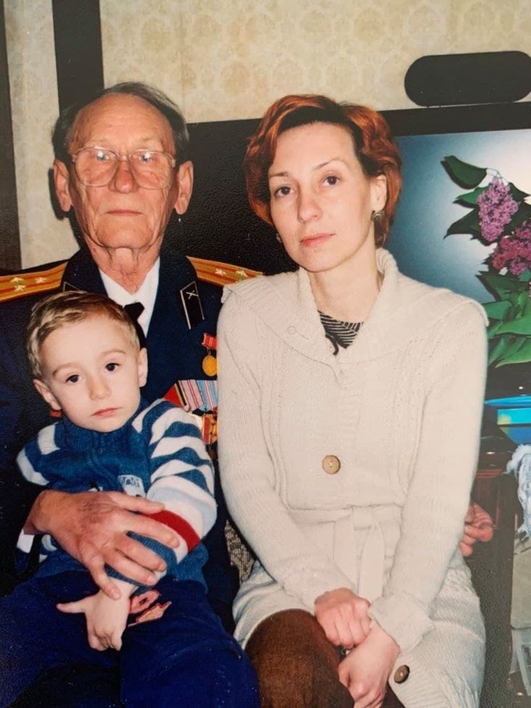 Виктория Стахова вместе со свекром Александром dqxikeidqxidqeant