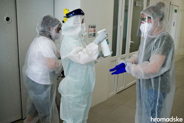 Дезинфекция перед входом в отделение, где расположены палаты с инфицированными коронавирусом, Харьков