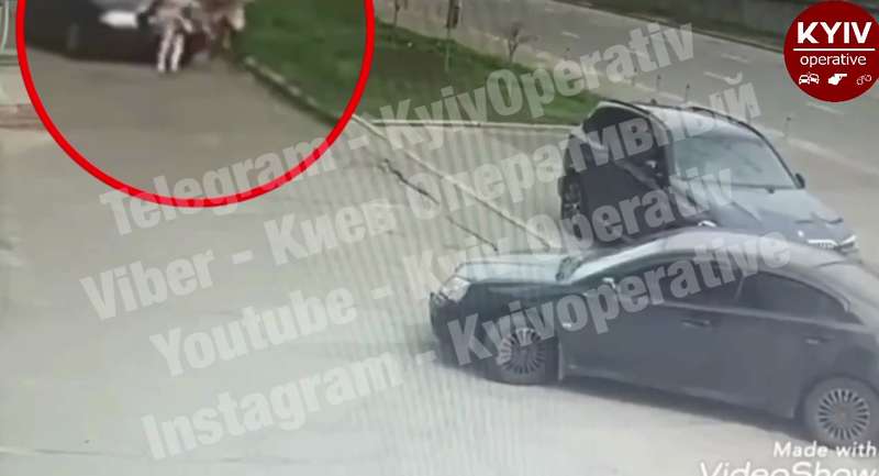 Автомобиль внезапно сбил женщину. dqxikeidqxidqeant