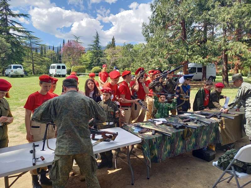 В оккупированном Крыму детей заставили принести присягу. dqxikeidqxiuuant