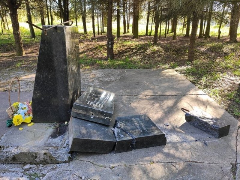 Во Львовской области уничтожили памятник советским воинам Львовская область, Новый Роздол, разрушили памятник, советские солдаты, советская армия, вандалы, вандализм, уничтожили, памятник, 9 мая, день победы, разрушили памятник, уничтожение памятника dqxikeidqxidqeant