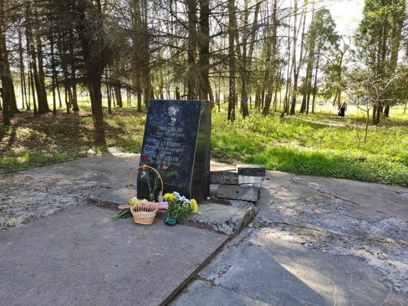 В Новом Роздоле разрушили памятник советским солдатам 9 мая, день победы, львовская область, советские солдаты
